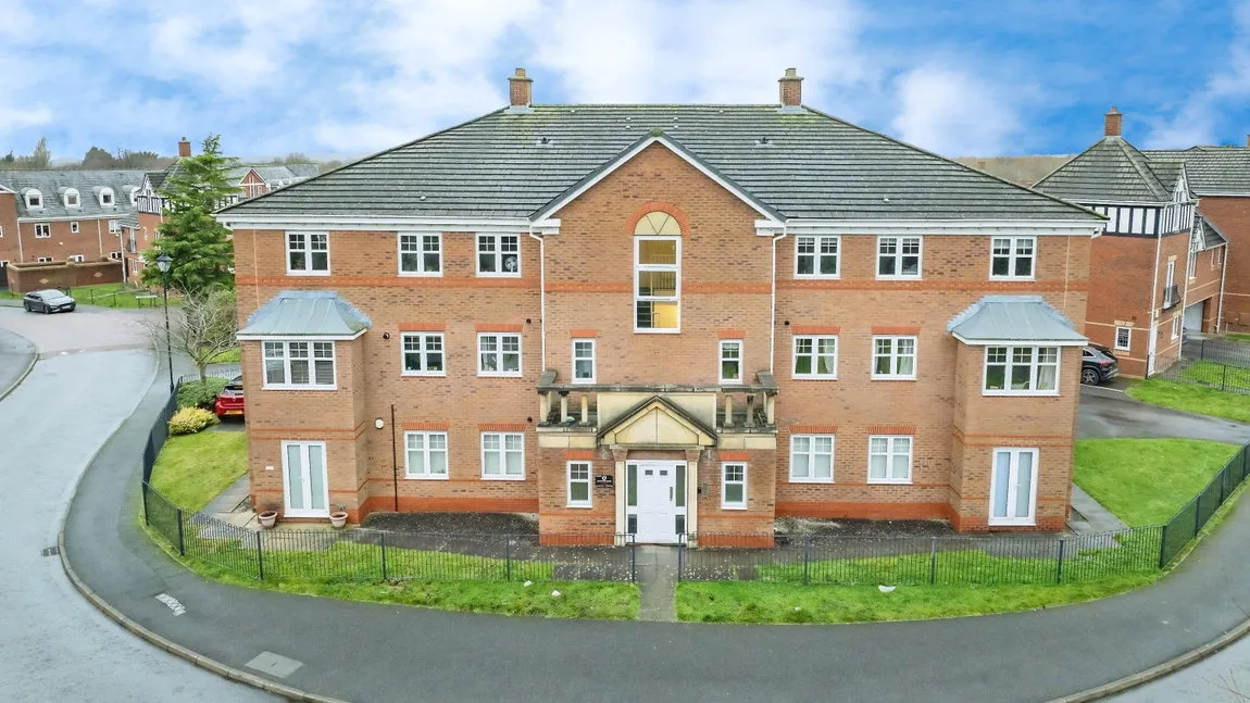 Flat Upton Rocks Avenue in Widnes