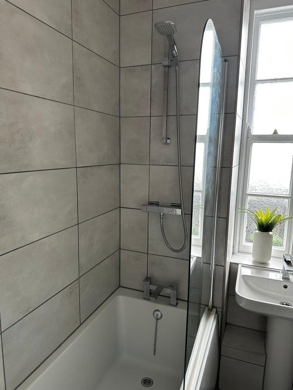 Flat Walmer Road in Greater London