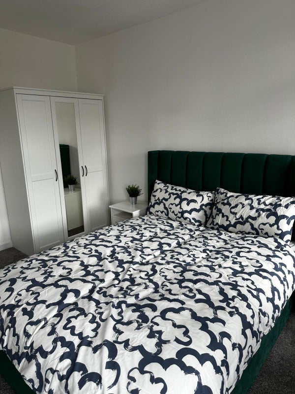 Flat Walmer Road in Greater London