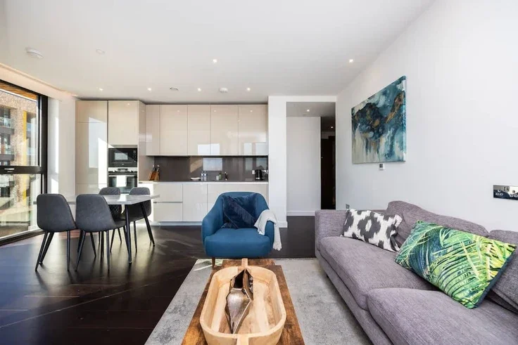 Flat Ponton Road in Greater London