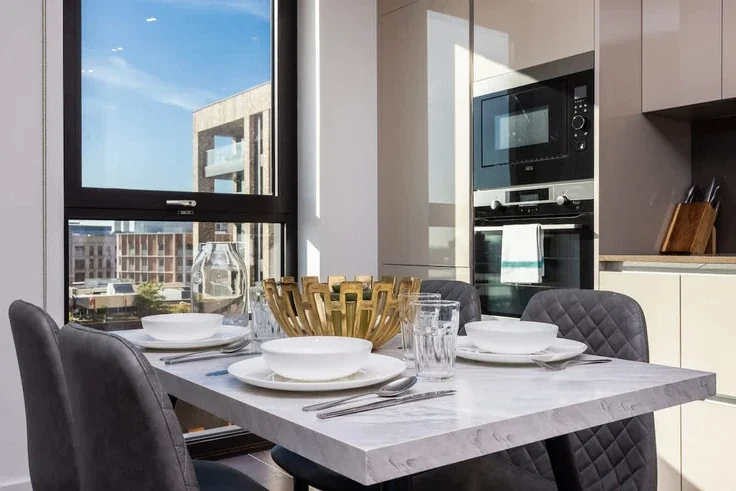 Flat Ponton Road in Greater London