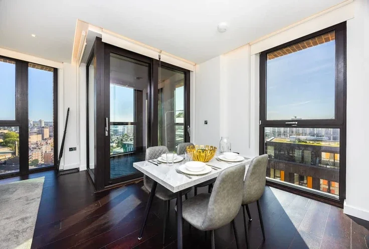 Flat Ponton Road in Greater London
