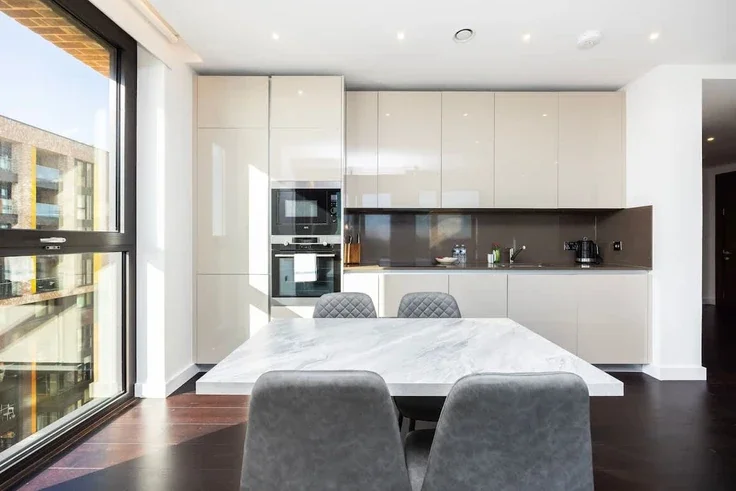 Flat Ponton Road in Greater London