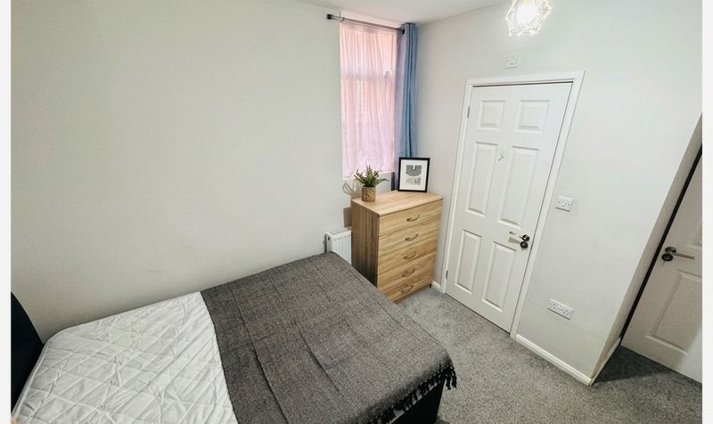 Room Newcombe Road in Southampton