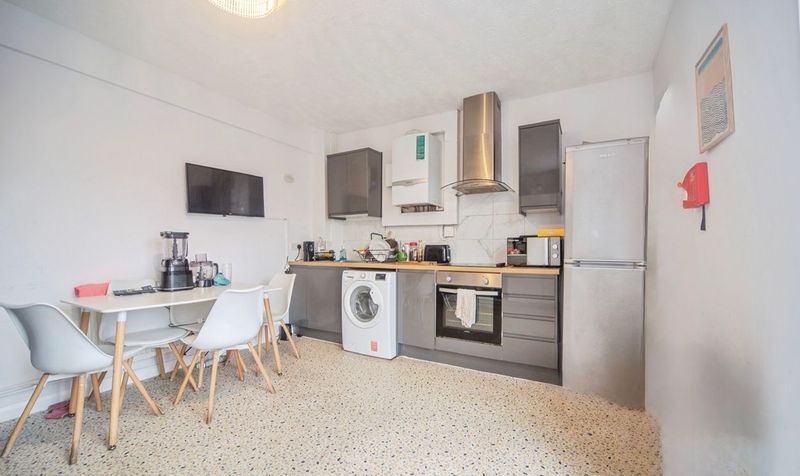 Room Newcombe Road in Southampton