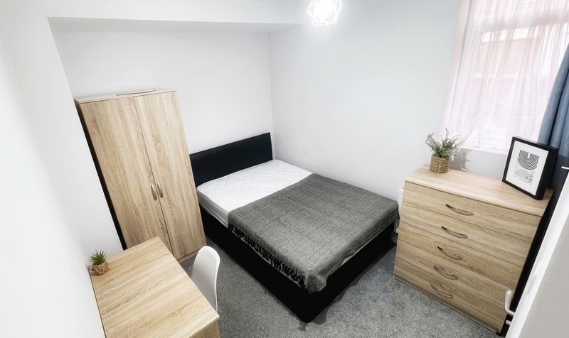 Room Newcombe Road in Southampton