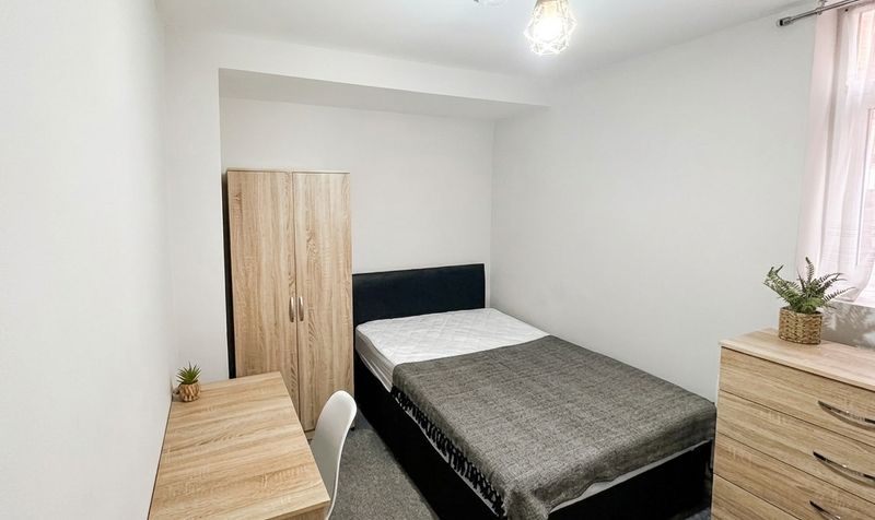 Room Newcombe Road in Southampton