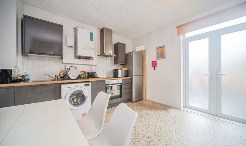 Room Newcombe Road in Southampton