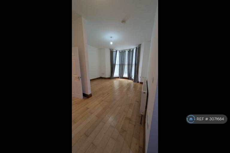 Flat Heathfield in Swansea
