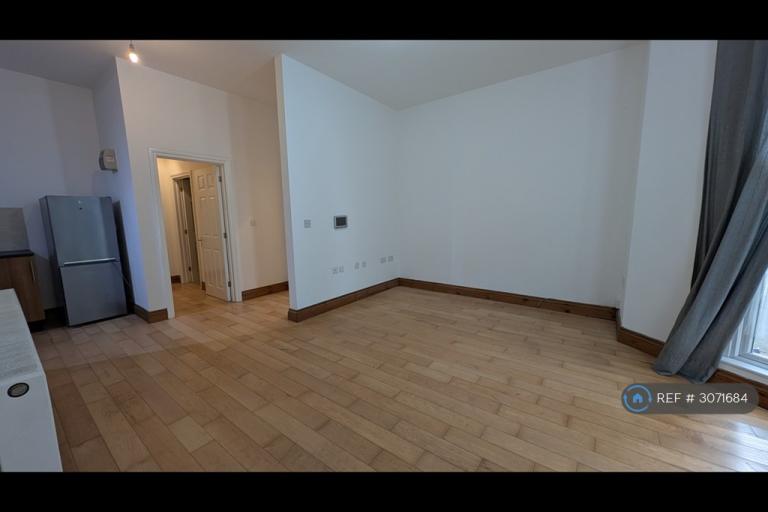 Flat Heathfield in Swansea