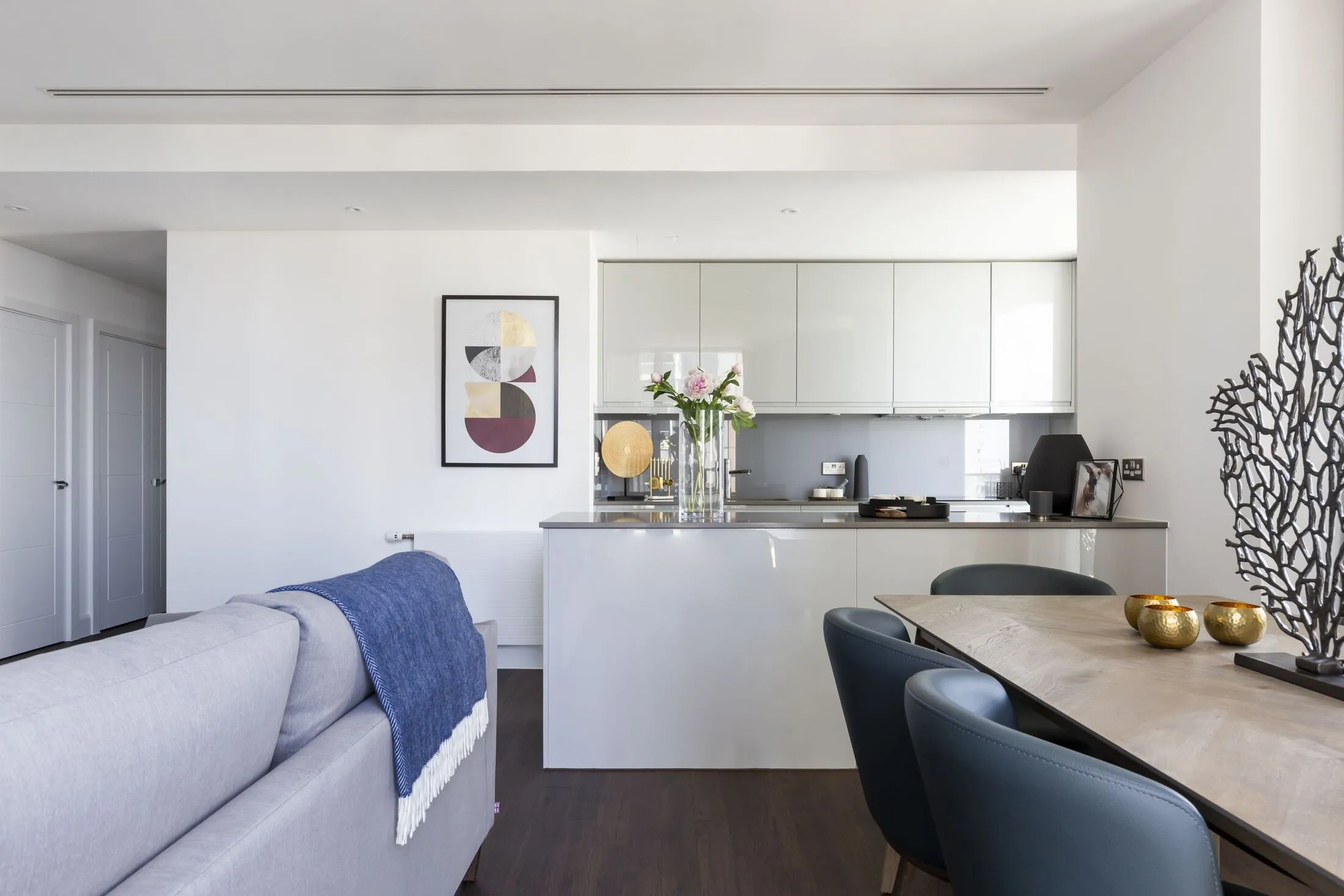 Flat Harbour Way in Greater London