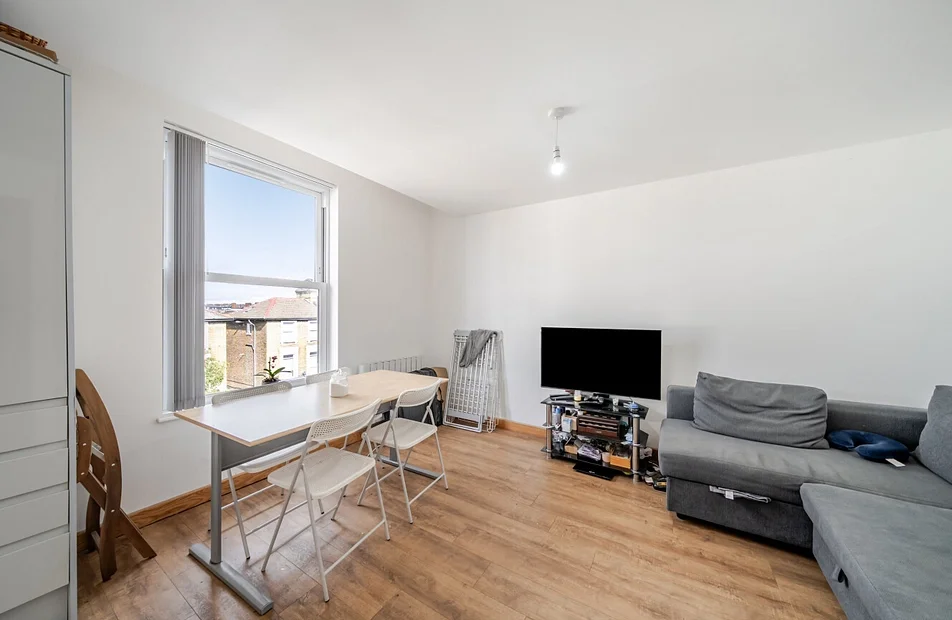 Flat Garratt Lane in Greater London