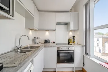 Flat Garratt Lane in Greater London