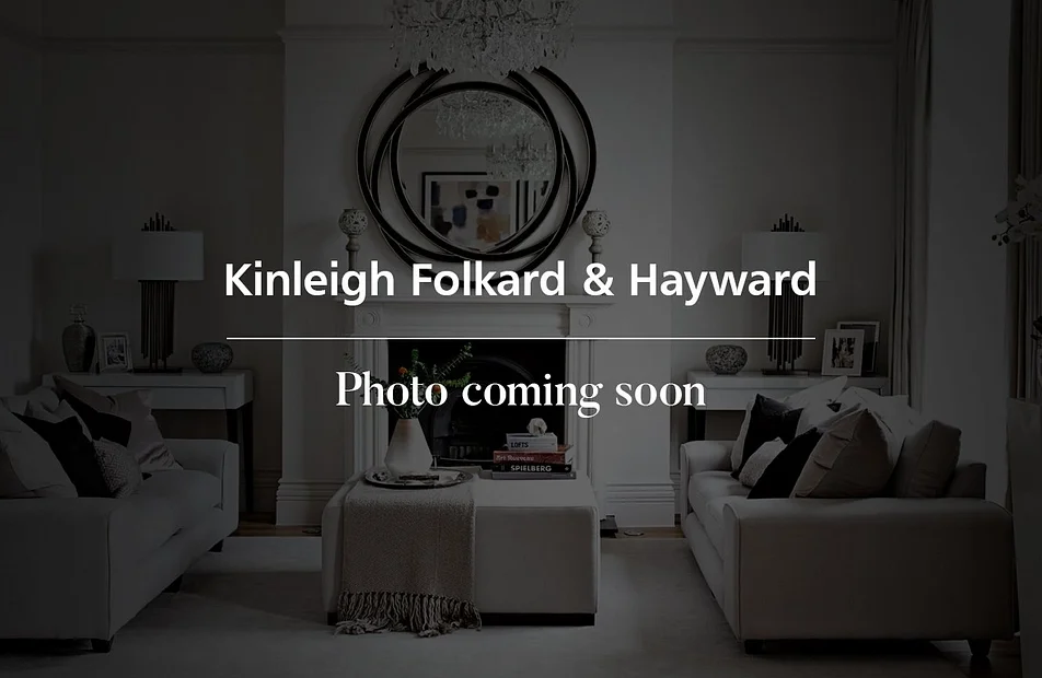 Flat Garratt Lane in Greater London