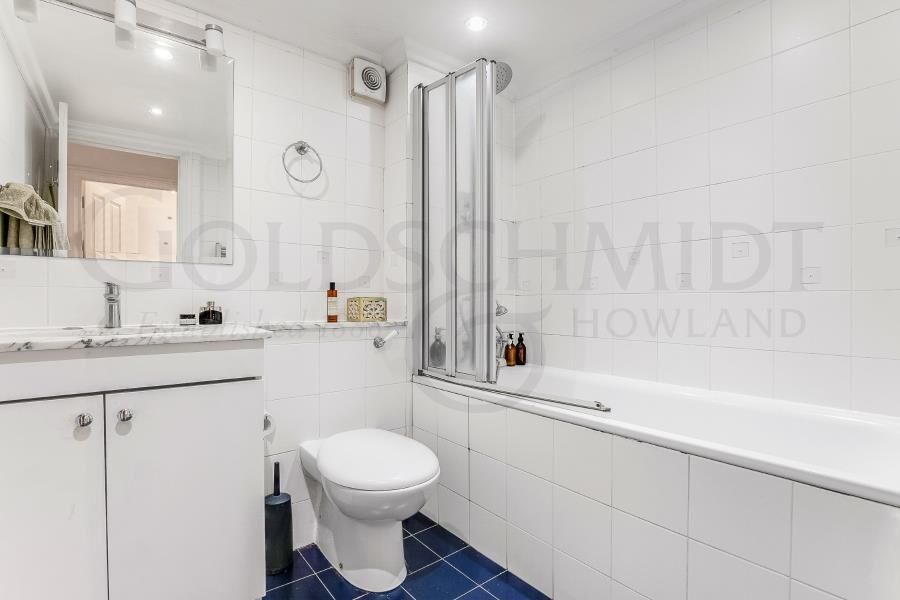 Flat Greencroft Gardens in Greater London