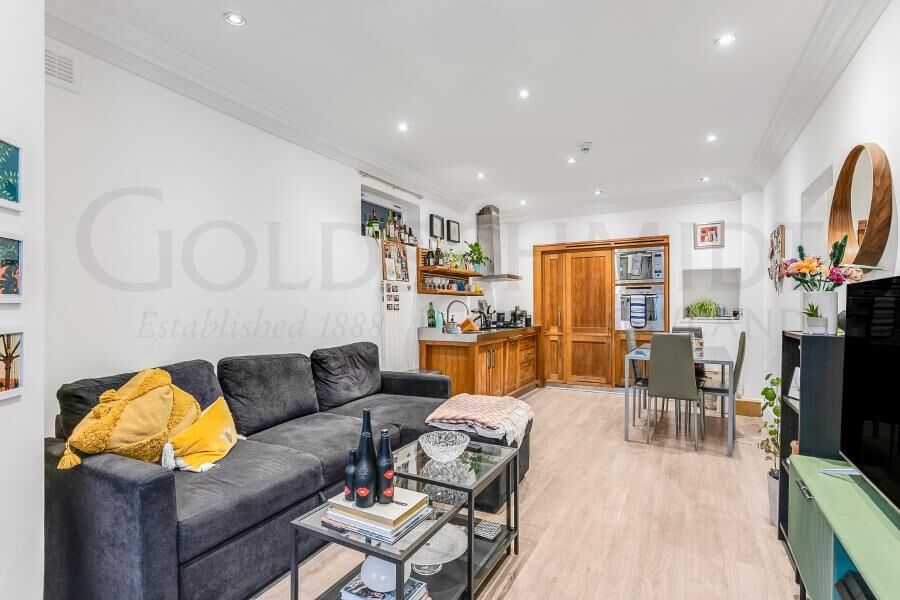 Flat Greencroft Gardens in Greater London