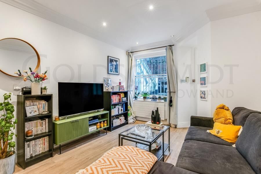 Flat Greencroft Gardens in Greater London