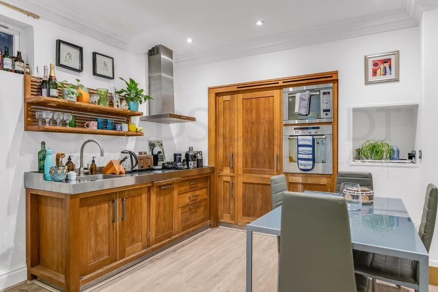 Flat Greencroft Gardens in Greater London