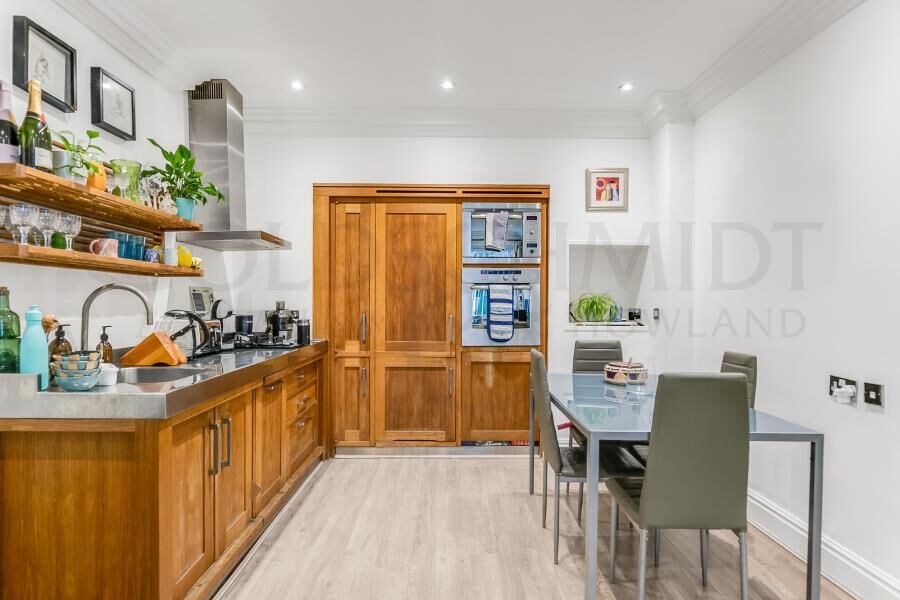 Flat Greencroft Gardens in Greater London