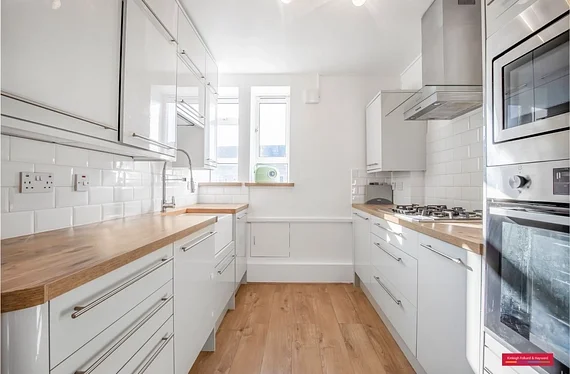 Flat Kingswood Road in Greater London