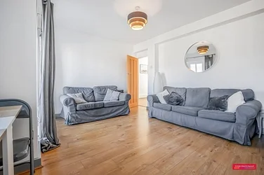 Flat Kingswood Road in Greater London