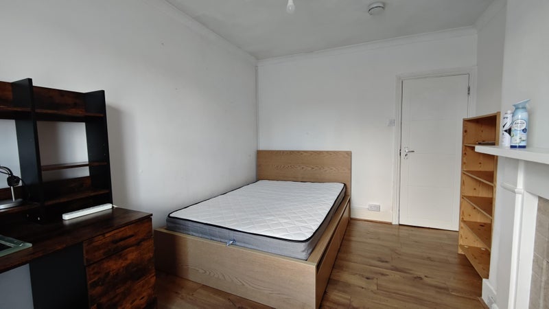 Room Cobham Road in Greater London