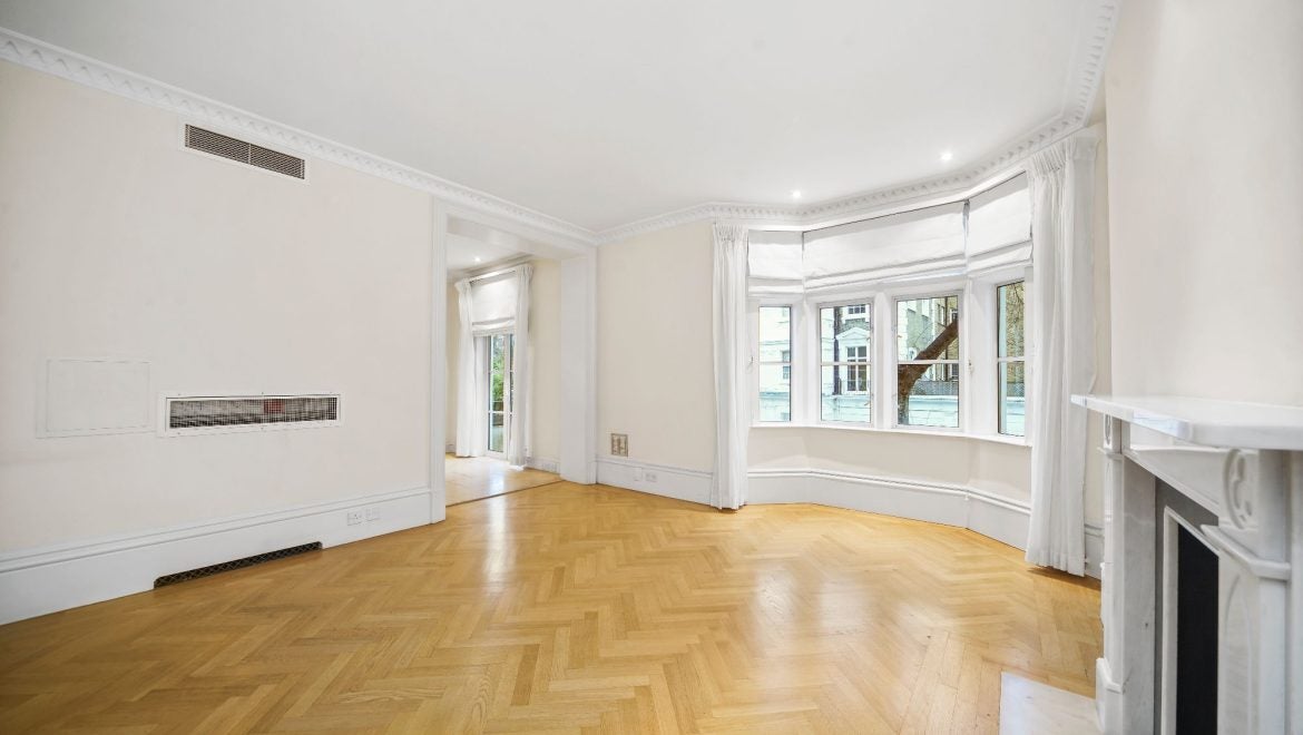 Flat Rose Square in Greater London