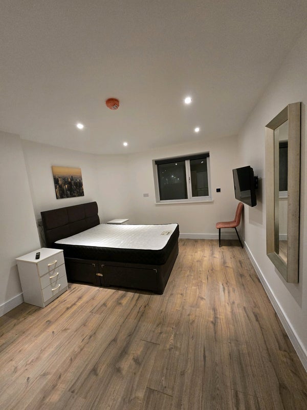 Room Cyrch y Gwas Road in Pontypridd