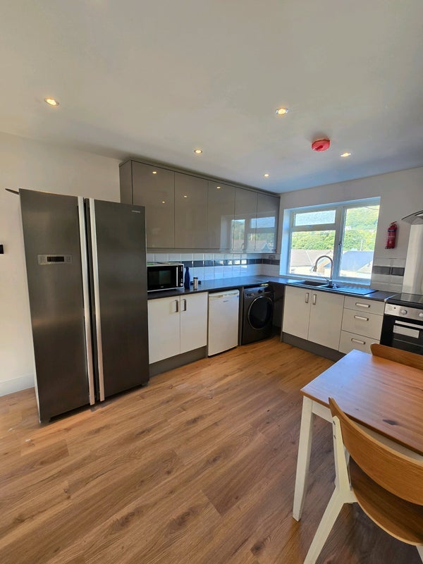 Room Cyrch y Gwas Road in Pontypridd
