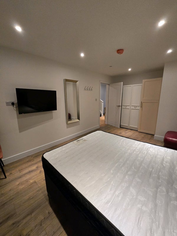 Room Cyrch y Gwas Road in Pontypridd