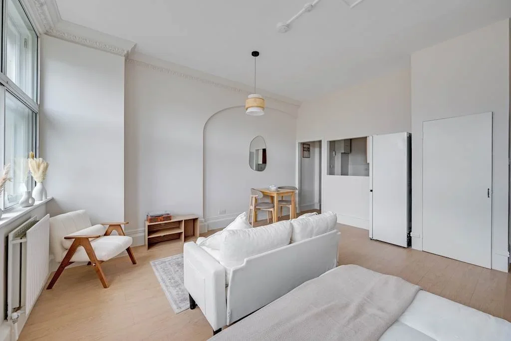 Flat Barkston Gardens in Greater London