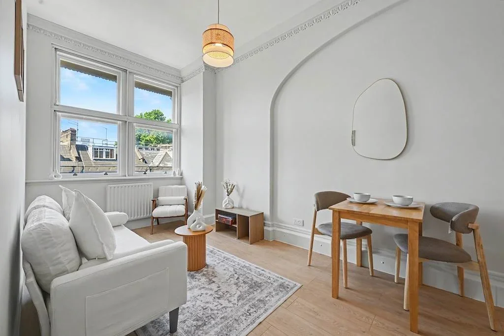 Flat Barkston Gardens in Greater London