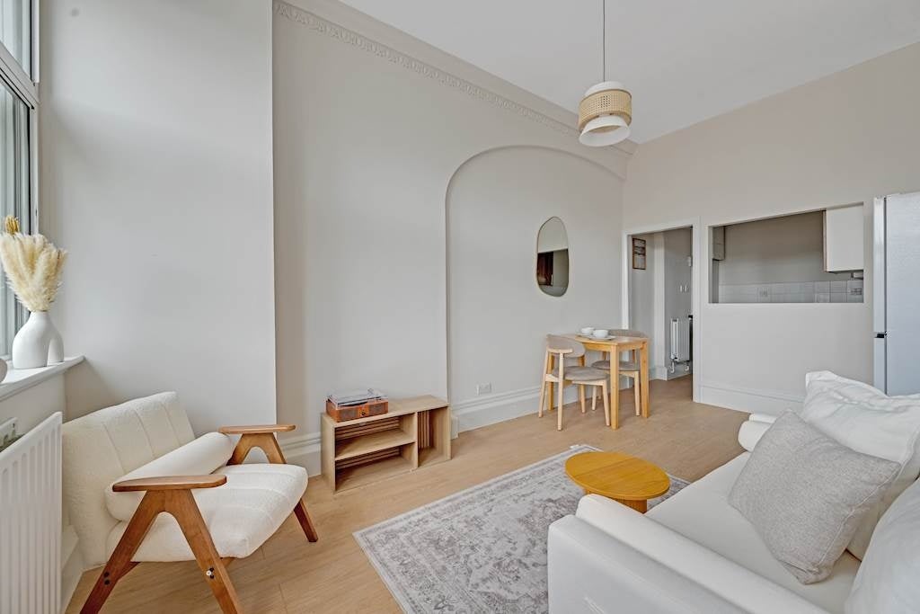 Flat Barkston Gardens in Greater London