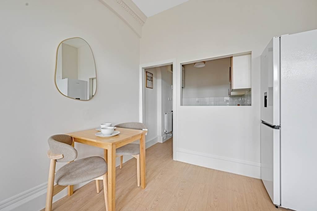 Flat Barkston Gardens in Greater London