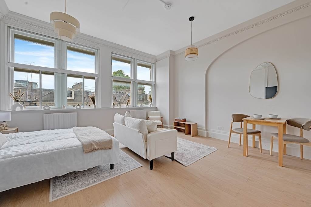 Flat Barkston Gardens in Greater London