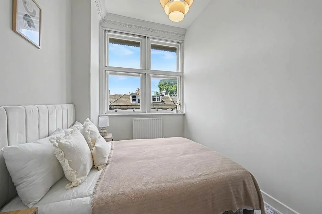Flat Barkston Gardens in Greater London