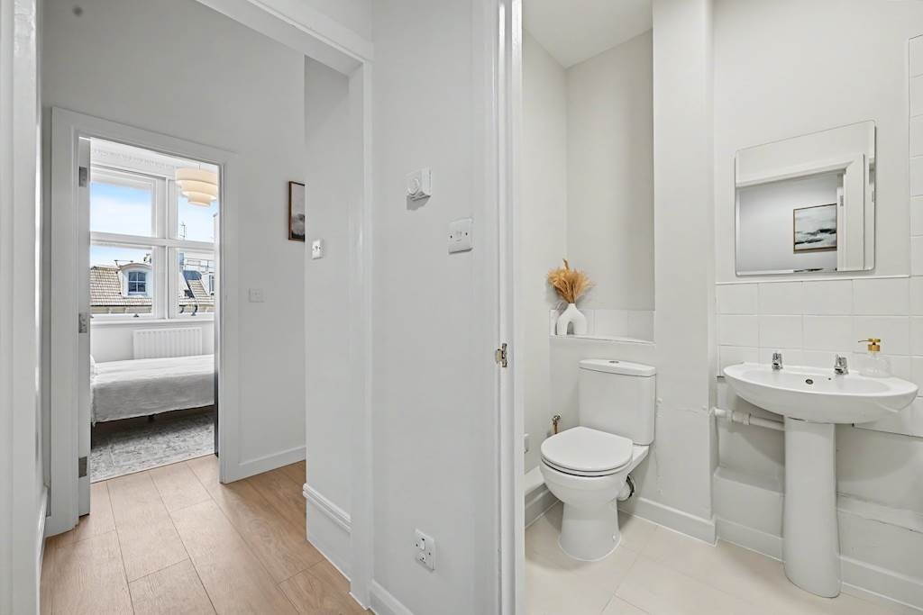 Flat Barkston Gardens in Greater London