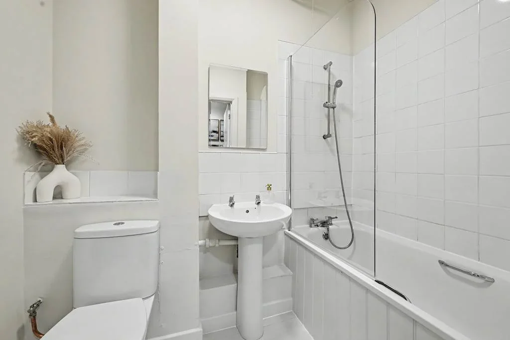Flat Barkston Gardens in Greater London