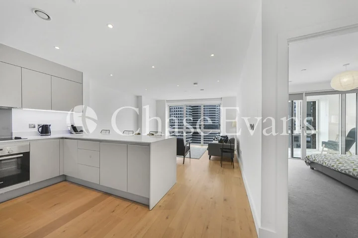 Flat Arniston Way in Greater London
