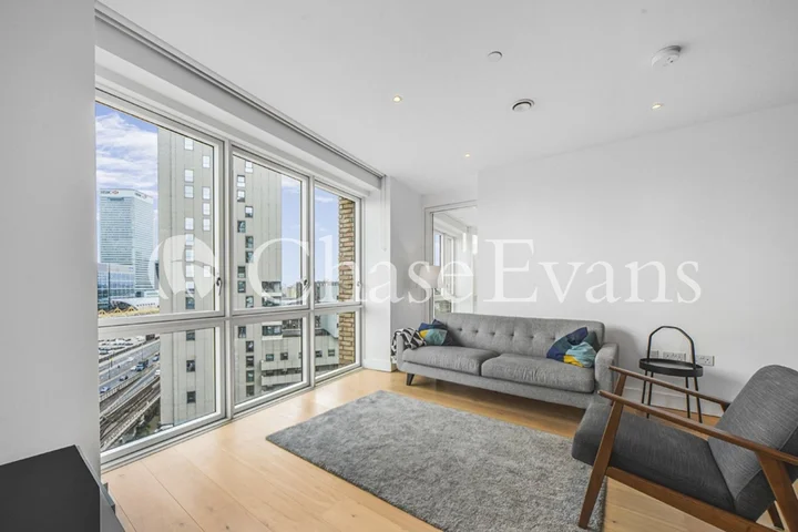 Flat Arniston Way in Greater London