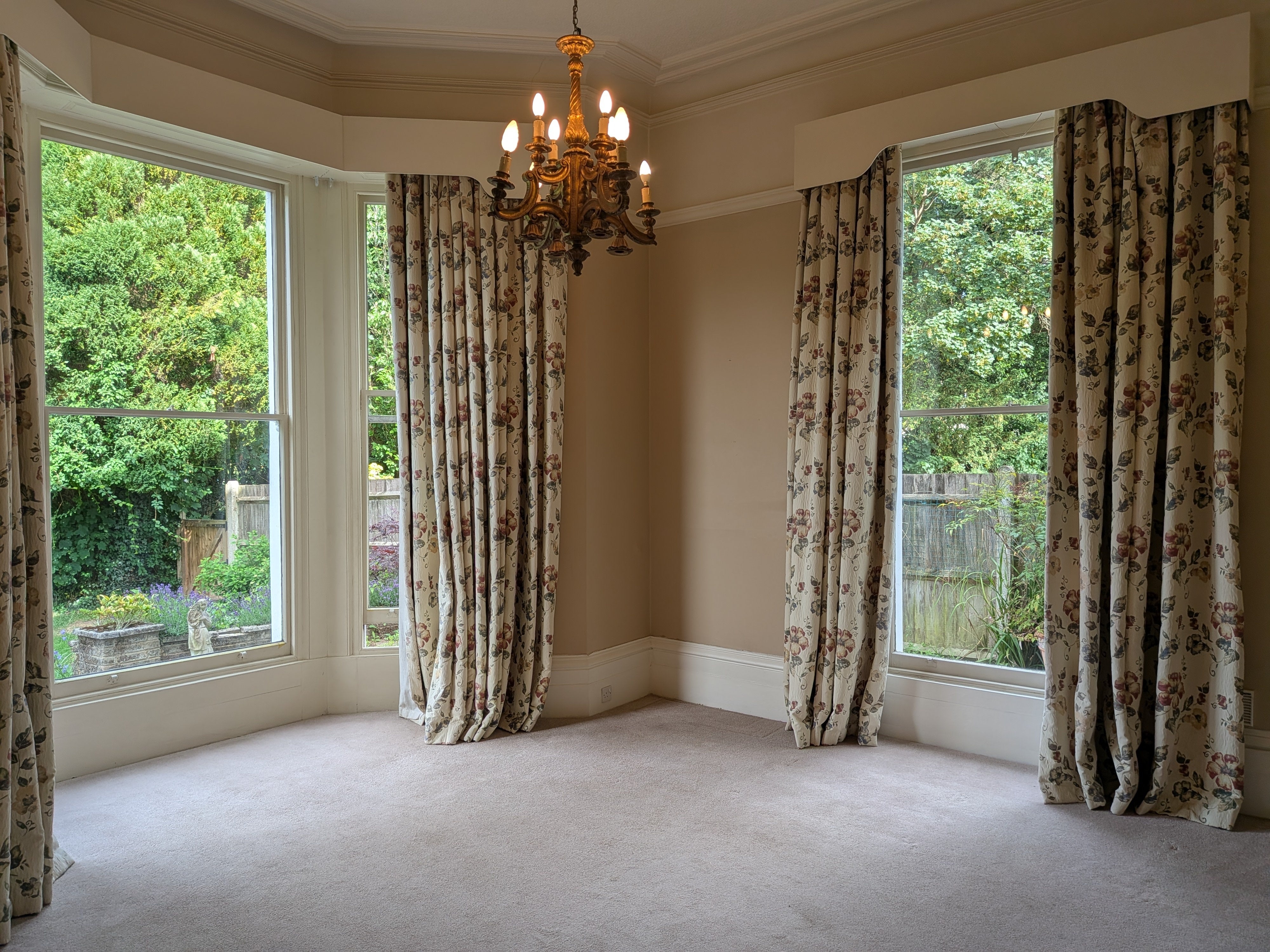 Flat Pixham Lane in Mole Valley