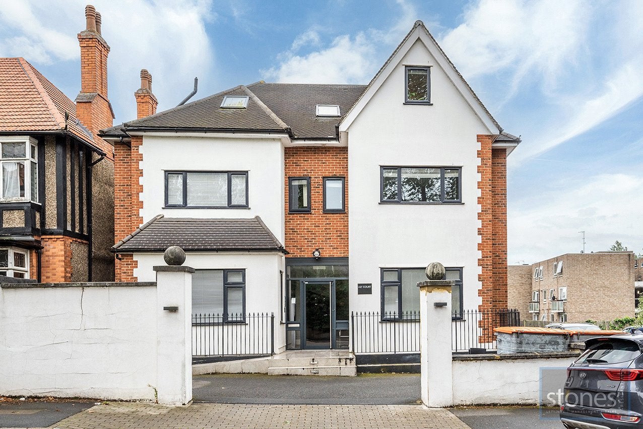 Flat Holden Road in Greater London