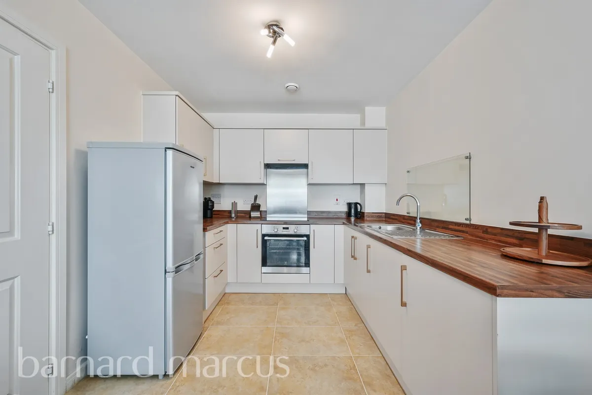 Flat Schoolgate Drive in Greater London