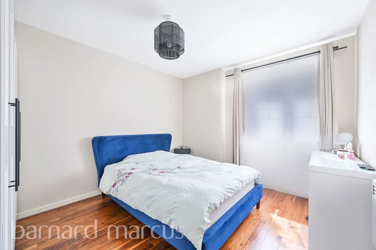 Flat Schoolgate Drive in Greater London
