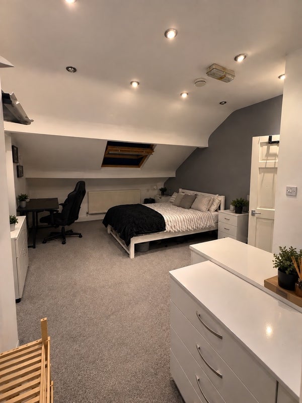 Room Bournville Lane in Birmingham