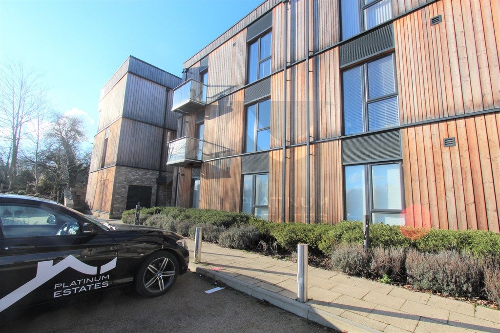 Flat Clock House Gardens in Welwyn