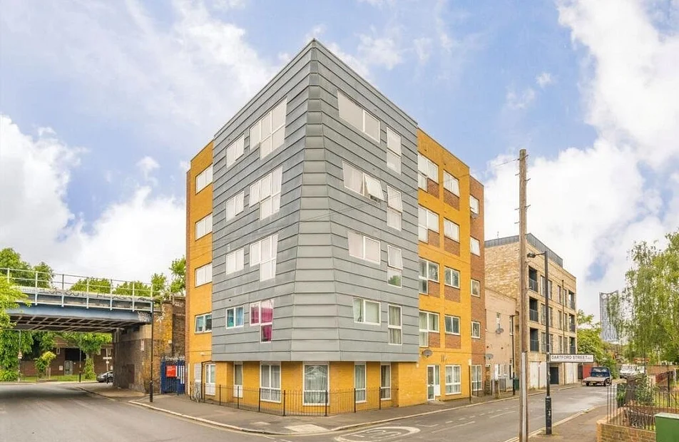 Flat Red Lion Row in Greater London