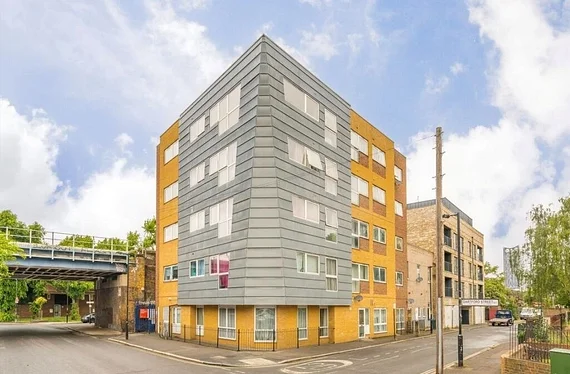 Flat Red Lion Row in Greater London