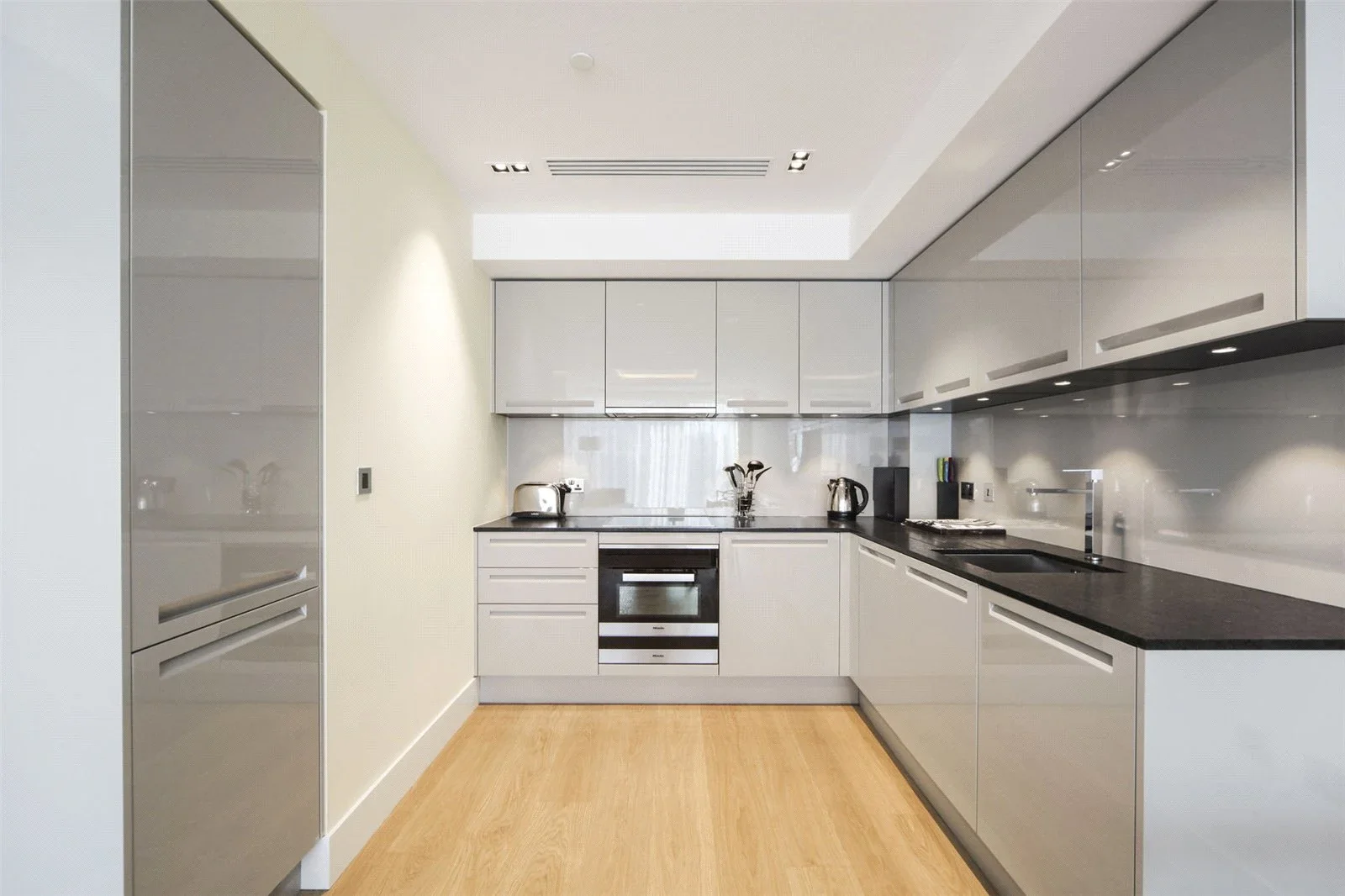 Flat Russell Road in Greater London