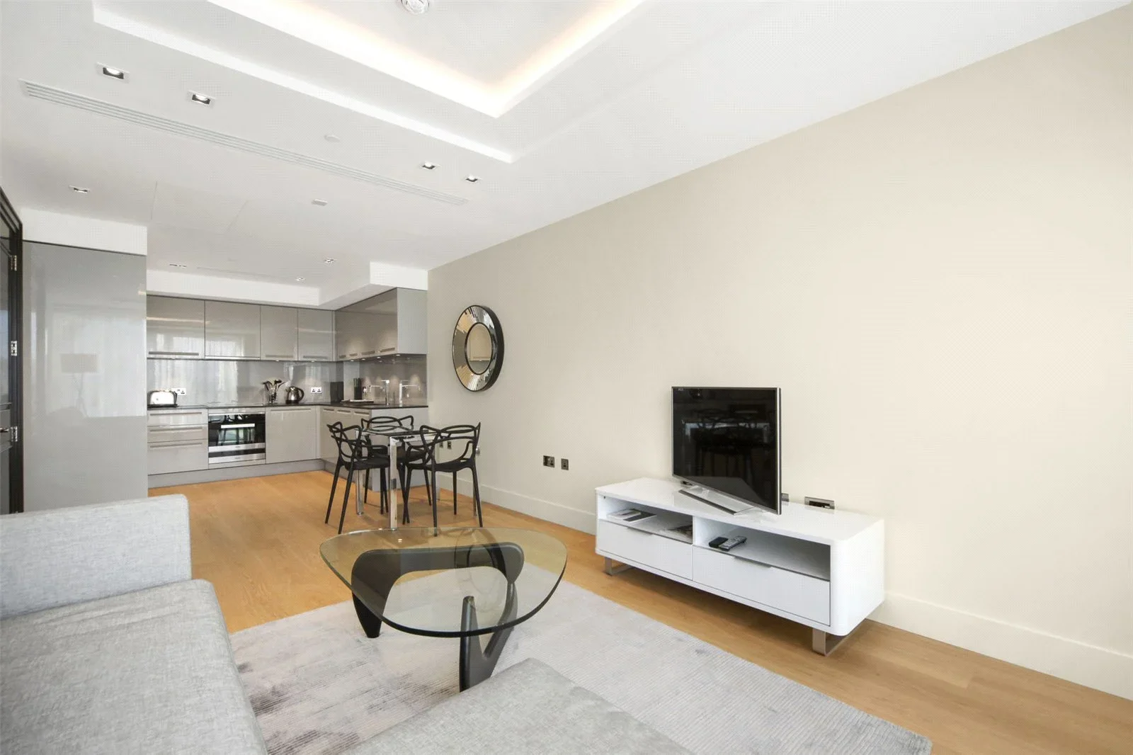 Flat Russell Road in Greater London